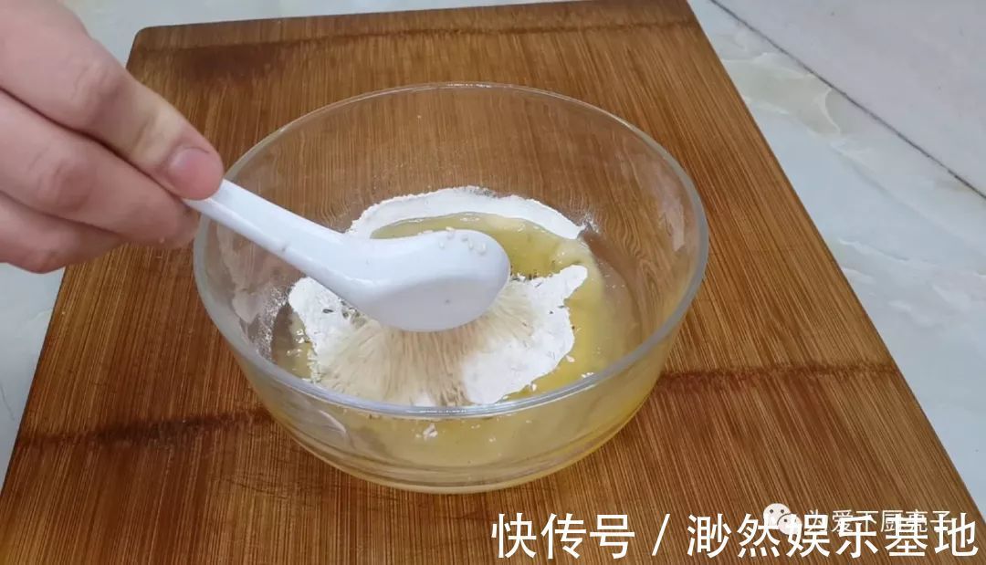 以后面粉就这么做,加2个鸡蛋,不烙饼不蒸馍,香甜酥脆上桌秒光