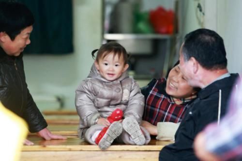 玫玫|为何姥姥成“隔代育儿”主力军,奶奶却很少帮忙?原因并不难理解