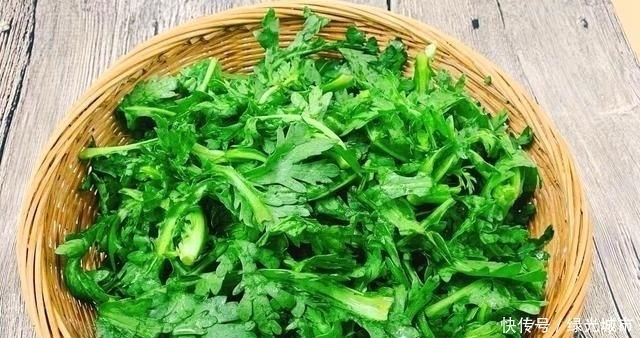 茼蒿|失眠最怕这菜,每周吃1次,补血安神,失眠远离你,一碗才2元钱