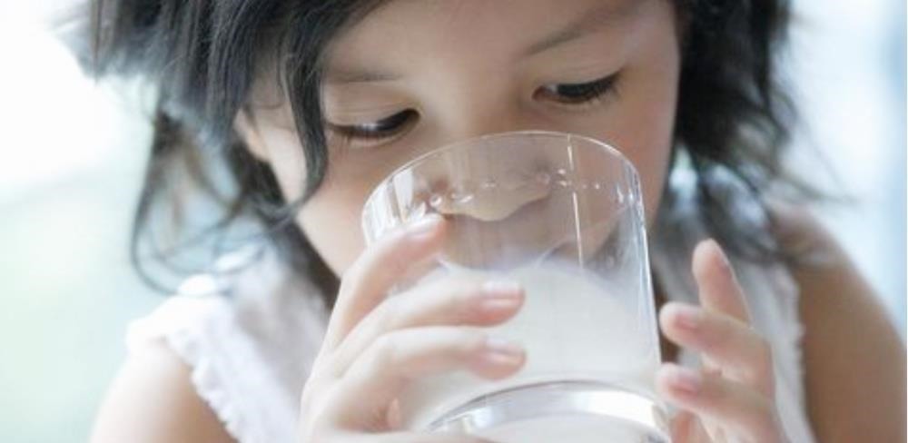 睡前|坚持睡前喝牛奶3年,10岁男孩身高只有1米1,医生:喝奶时间不对