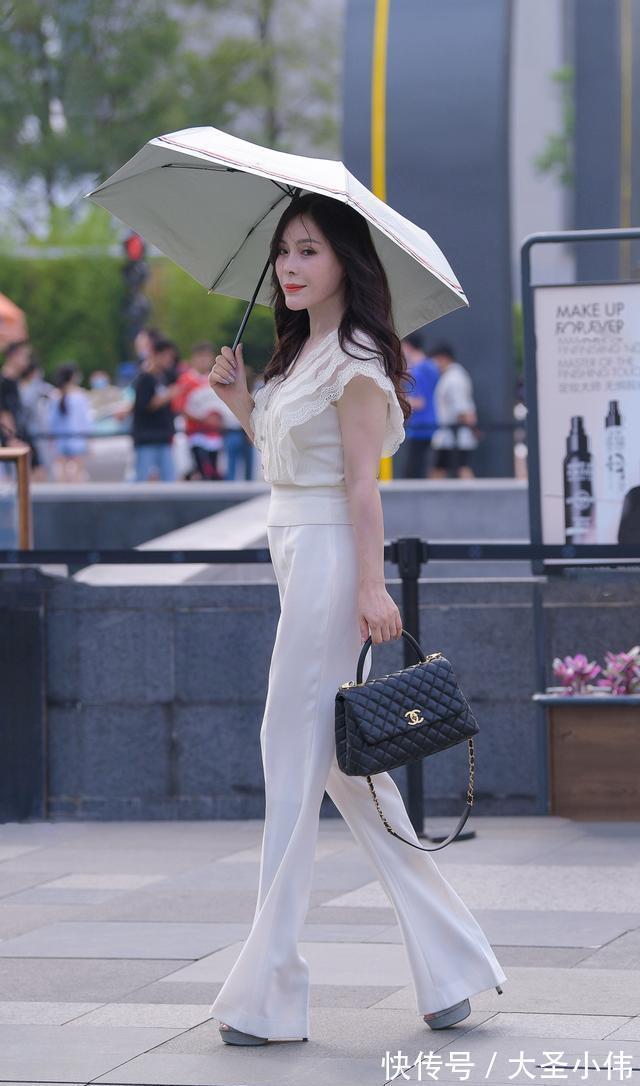 穿搭|美女街拍:米白色针织衫搭配白色长裤,成熟优雅,非常适合中年女性