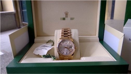 消费者|女子花30万买手表,疑似买到11年前库存表,店家称消费者无知情权