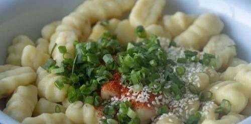 面条别再手擀了，用4根筷子做面，不用擀不用抻，劲道弹牙超过瘾