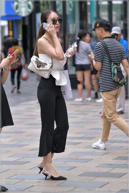 抹胸|街拍美女：白色抹胸上衣搭配黑色喇叭裤，青春时尚，精致减龄