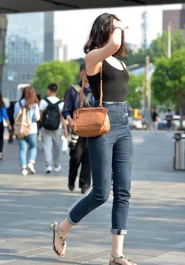 美女|街拍美女小姐姐真时尚,将牛仔裤前后反穿,不显尴尬反而忒美