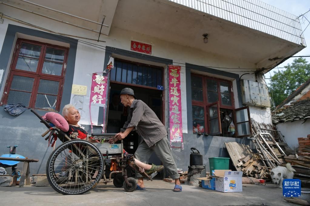 老伴|你若不离，我必不弃！古稀老人守望13年 用爱唤醒“植物人”老伴