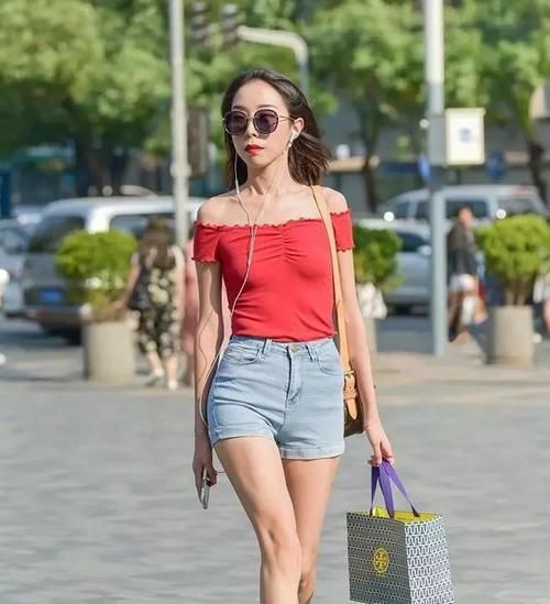 街拍：小姐姐破洞牛仔裤系列，潮流配穿出个性，青春减龄有活力！