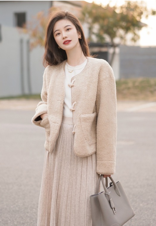 长筒靴|女神博主的穿搭指南,泰迪熊大衣+半身裙高级优雅,气场全开!