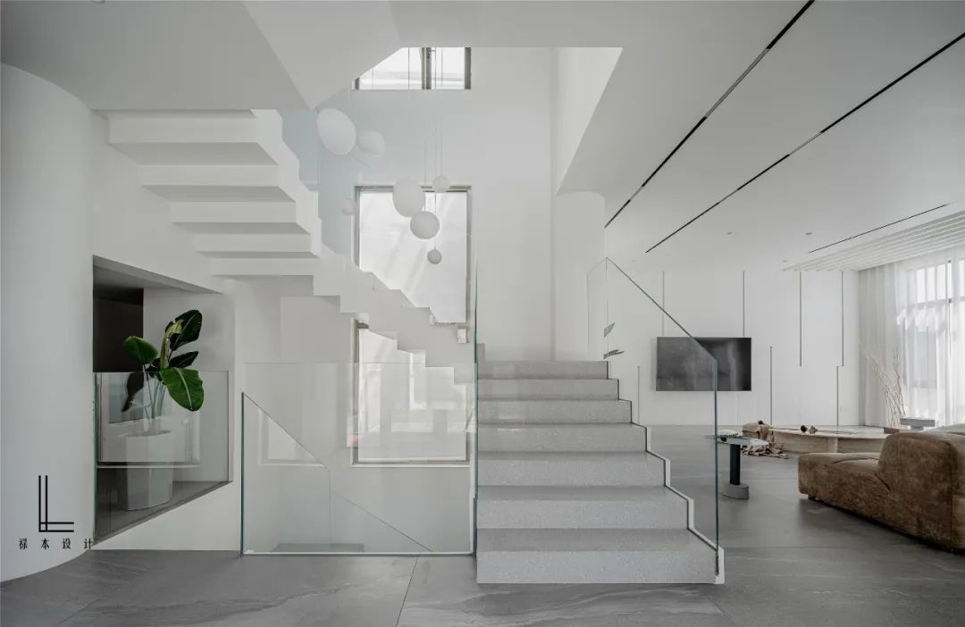 现代|460㎡现代极简，净白的空间，流畅优雅的造型，满屋高级的大气