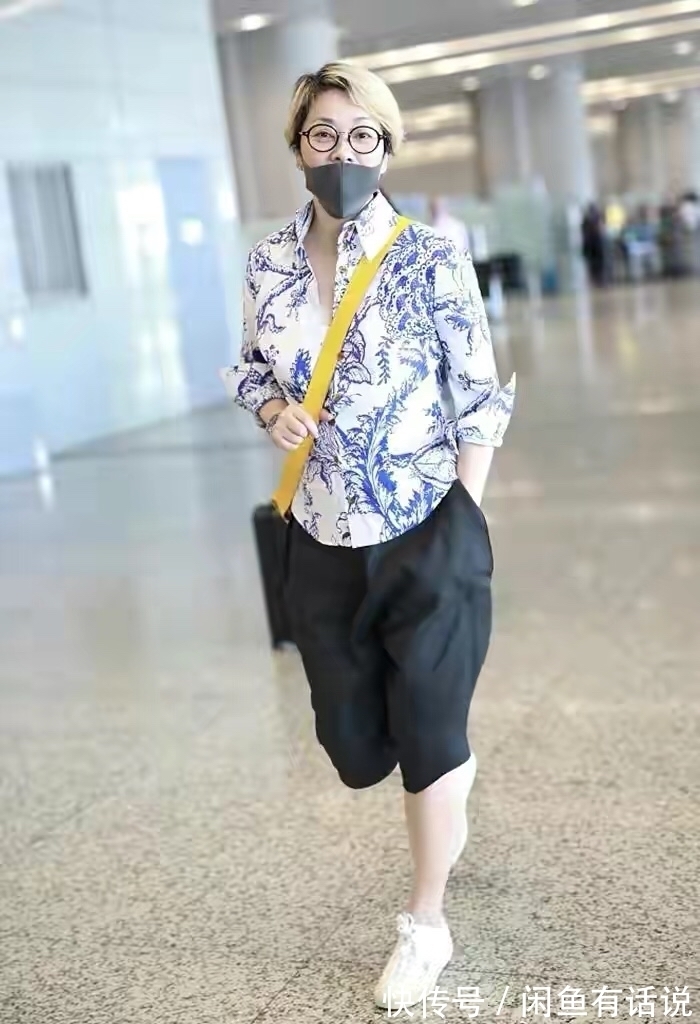 裤装|毛阿敏穿出奶奶辈的“潮流感”,把丝巾拼在裤子上,比年轻人时髦