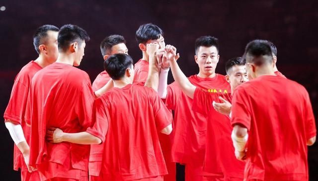 周琦|中国男篮16分大胜,日本仅63分被打爆,周琦24+12伤退,艾伦24分