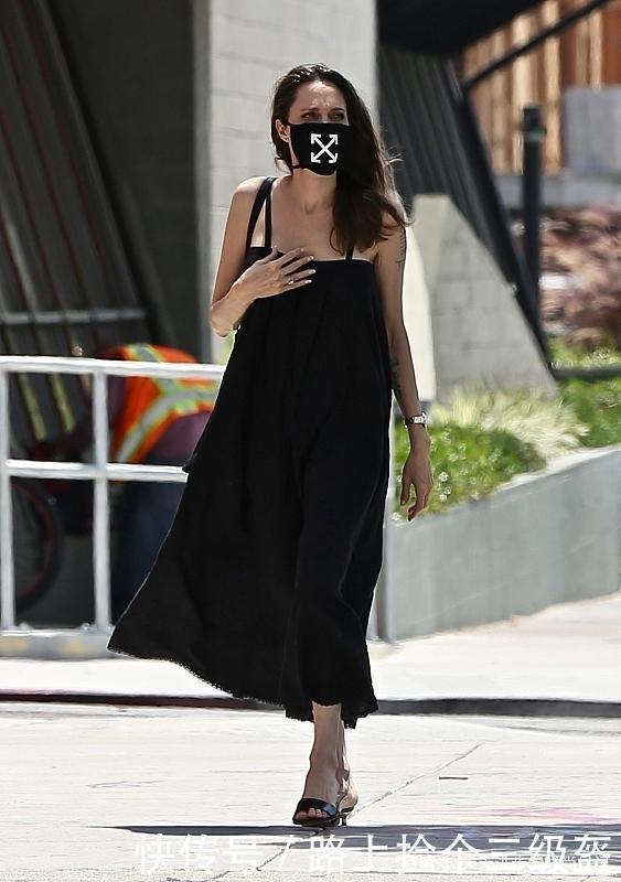 女士|中年女士咋穿美45岁的安吉丽娜朱莉独爱长裙,优雅时尚有气场