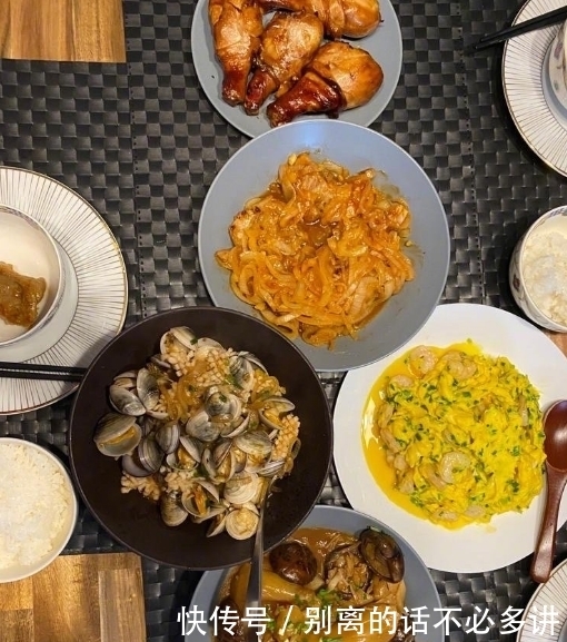 李亚男|王祖蓝晒全家福庆父亲节，还下厨给李亚男做美食，夫妻俩热吻甜齁