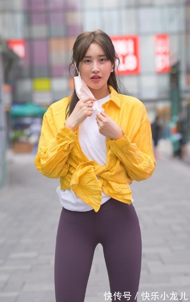 小姐姐 紫色的瑜伽裤,展现腿部修长线条,穿出少女的青春感