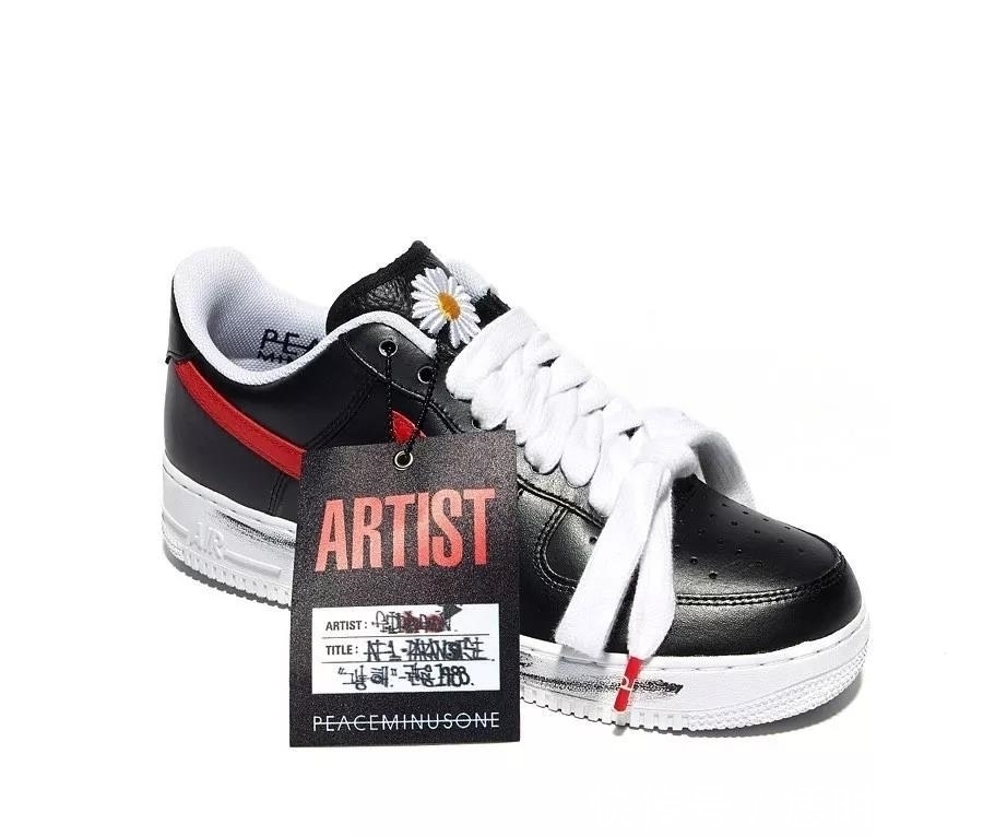 白钩 合作的联名鞋直接秒空,连50码的都卖完,价格居然高达3万一双?