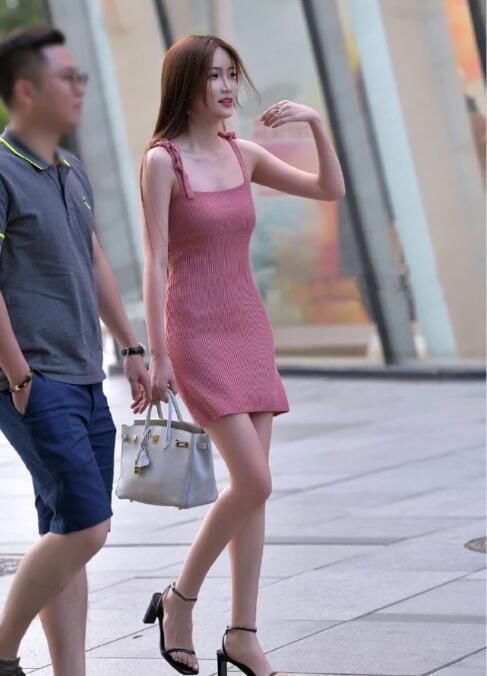 美女街拍35岁的小姐姐穿吊带连衣裙逛街，淑女范十足