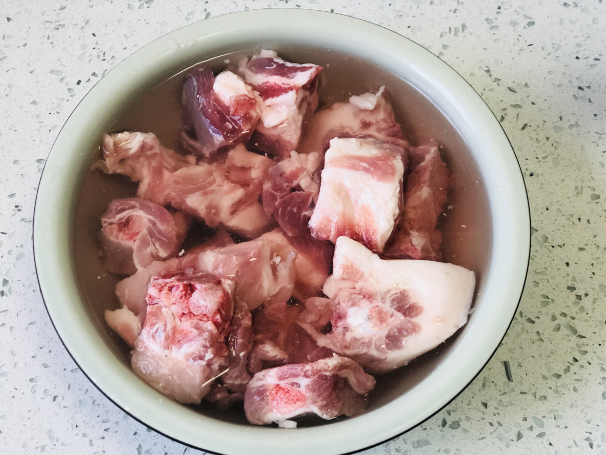做冬瓜排骨汤时，牢记“1泡3不放”，肉香汤鲜，关键还没腥味儿