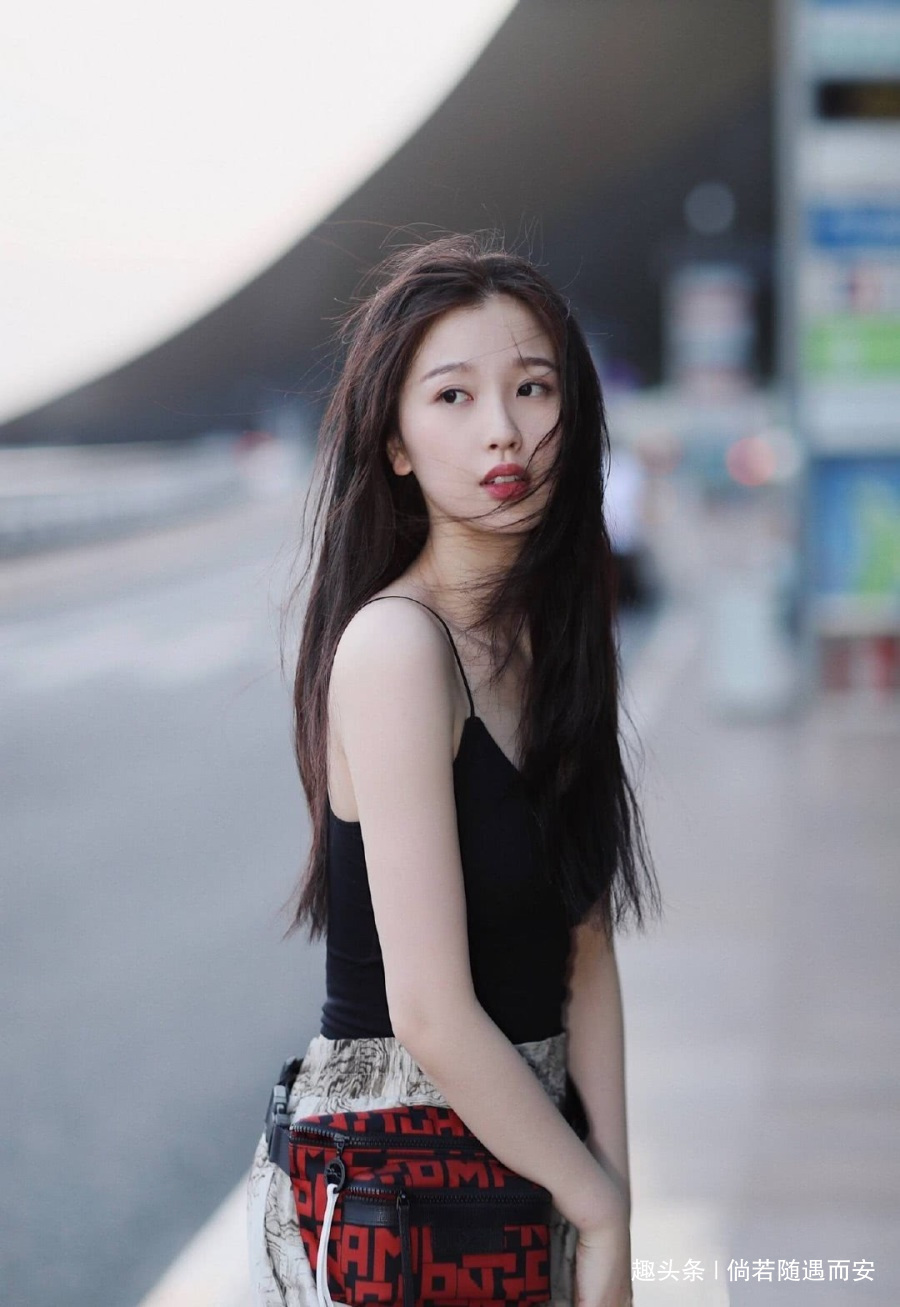 吊带|街拍少见的吊带搭配水墨画工装裤,女生穿起来别有一番风味