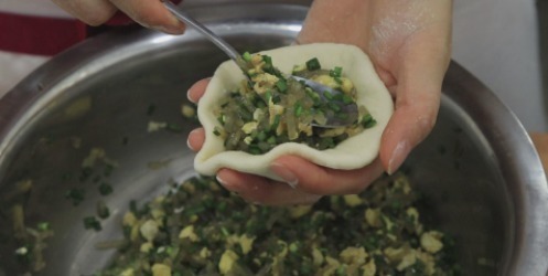 一碗面粉，一盆素馅，不用蒸，快速做蓬松柔软发面馅饼，好吃极了