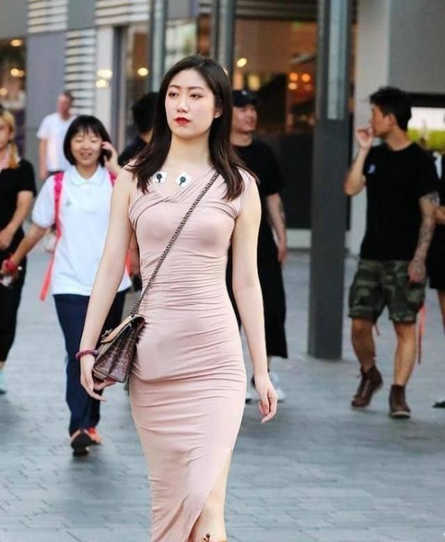 打底裤|路人街拍，美女肌肤白皙，搭配黑色细带凉鞋，端庄大气尽显轻奢感