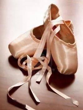  黑色|比驼色显白，比黑色高级，大衣今年流行这5个颜色！