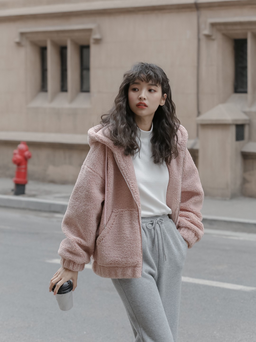 冬季 可爱风的女生,冬季用“羊羔绒单品”搭裙装和裤装,保暖又时髦