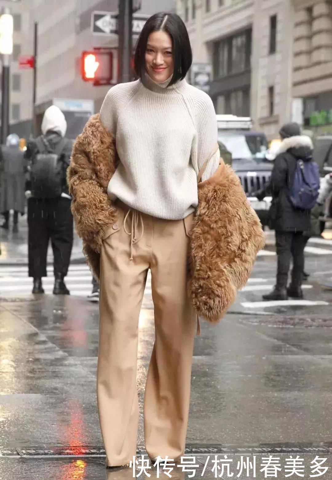 毛衣流行这么塞，修饰腿型还显高5cm