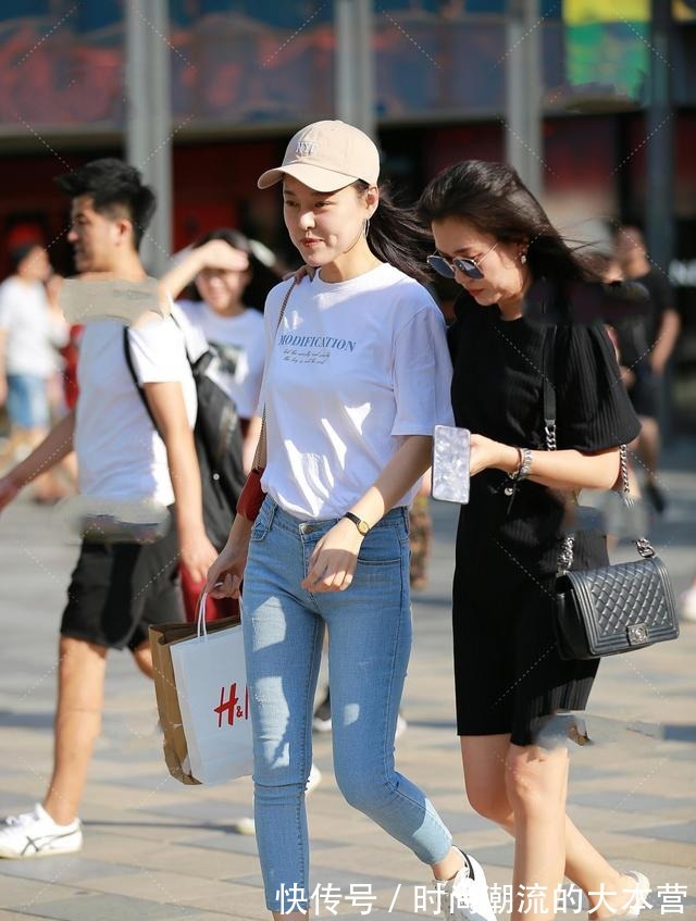 时尚 简约牛仔裤轻松舒适，充满年轻时尚气息！