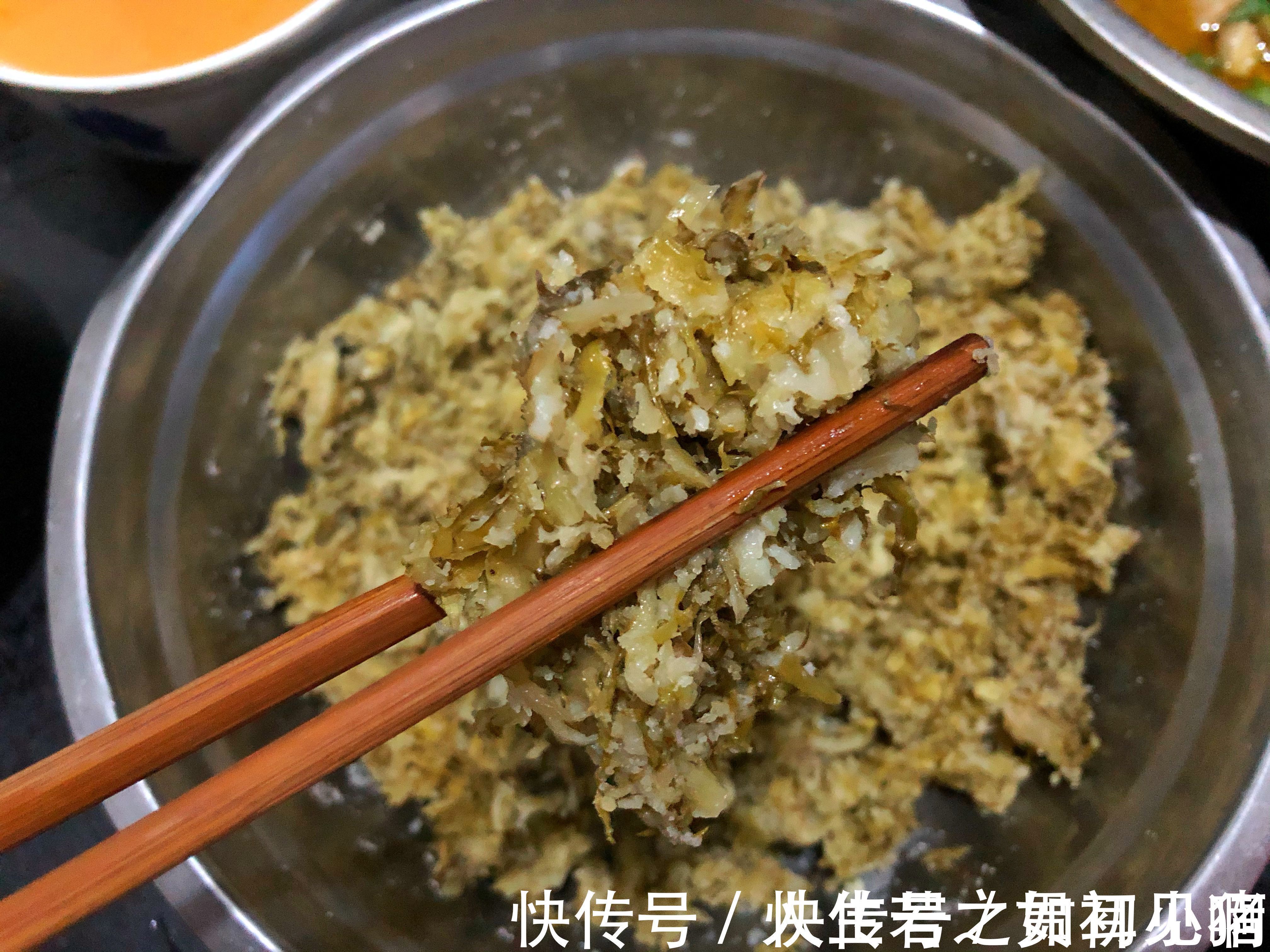 去娘家吃晚饭,妈妈准备了菜、粥和豆包,都是花钱买不到味道