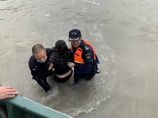 海事局|一波三折！危急时刻 临平民警纵身一跃跳水救人