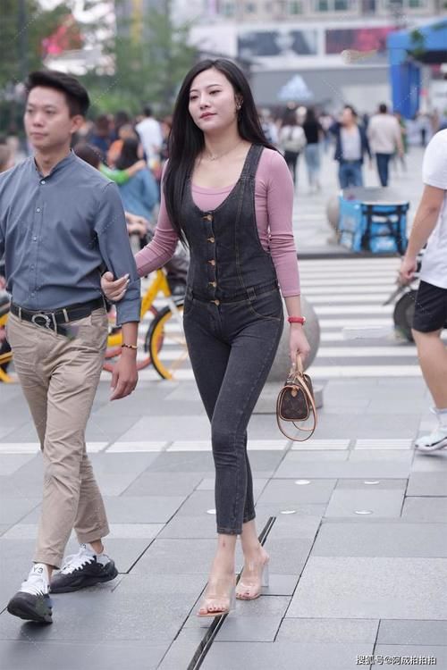  复古古着|皮粉色修身长袖打底，外搭黑色修身牛仔背带裤，完美展现身材曲线