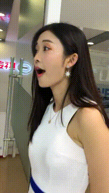 |搞笑GIF段子:这哥们拿玩具枪打劫失败了,拿这玩意来骗姐姐,没门!