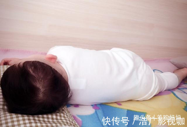 睡眠时间|“我家宝宝玩累了自己就睡了”,宝妈骄傲炫耀,儿科主任太无知