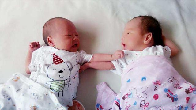 护士|26岁产妇顺产双胞胎,护士抱来孩子,爸爸吓得大声叫医生