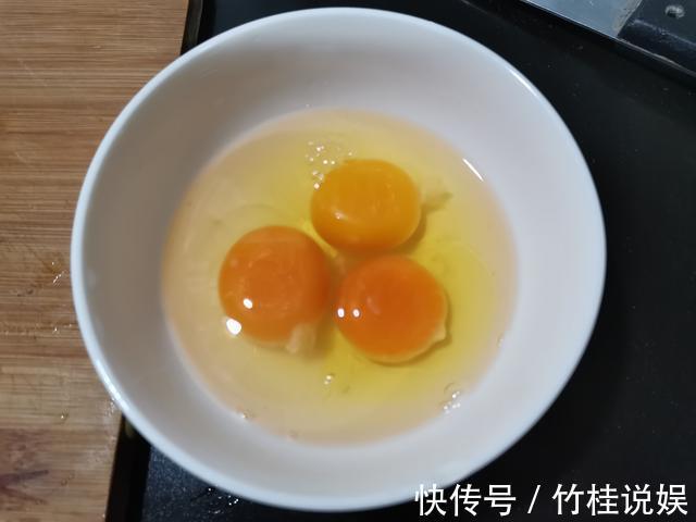 快手凉拌小菜，鸡蛋片凉拌菠菜段，颜色亮眼清爽可口