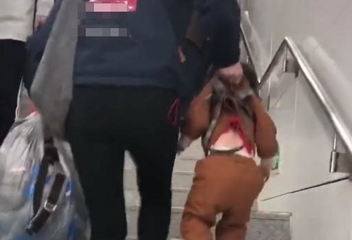 操作|不带娃不知道艰辛，宝妈拎起娃赶地铁，萌娃的操作让人笑哭