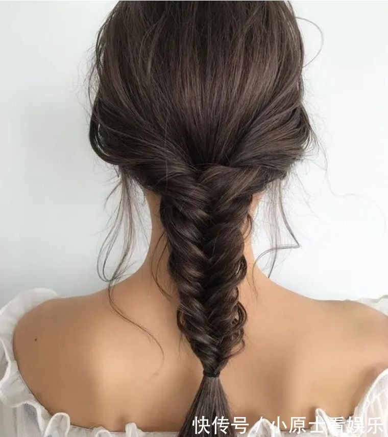 街拍|今秋热门编发造型,给时尚穿搭注入阳光感