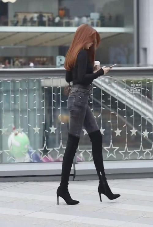 想象|小姐姐仗着腿长,穿与裤子融为一体的鞋子,这效果你想象不到