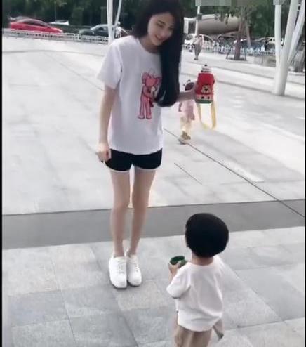 宝妈|小姨带娃的路子有多野看完这几张图，网友这届小姨跟宝宝有仇