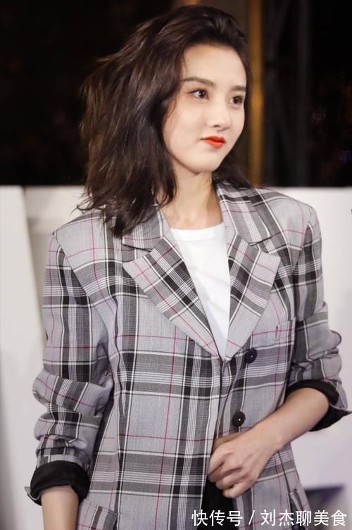 格子|小姐姐港风穿搭,中长发搭格子外套气质超赞,可爱俏皮少女感十足