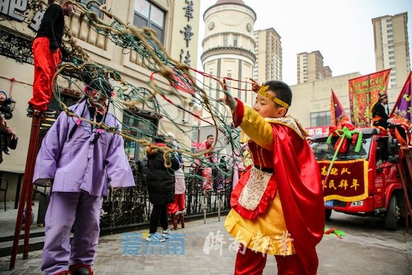 民间艺术|5岁济南萌娃踩高跷：看传统民间艺术在成长中传承