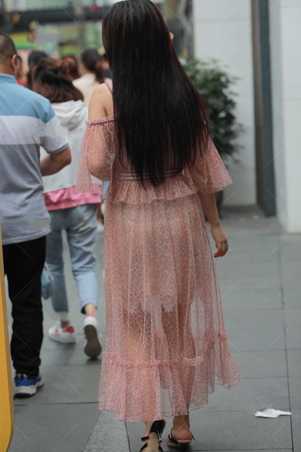 粉色|粉色网纱连衣裙,搭配珍珠肩带,仙女下凡也不过如此吧