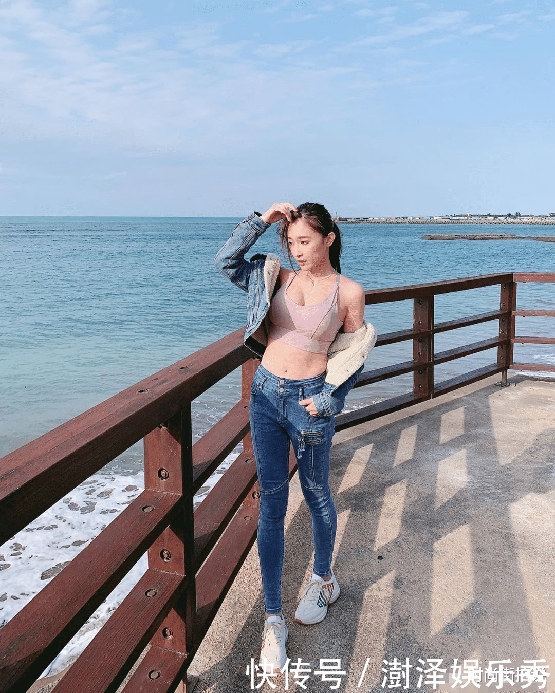 皮袄|这么热的天气,穿件牛仔“皮袄”去海边是什么体验?