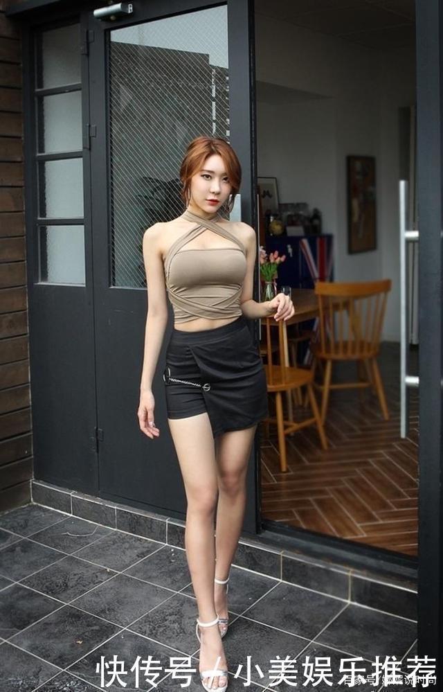 紧身|妹妹穿搭非常别致,套头吊带配紧身裙,气场十足