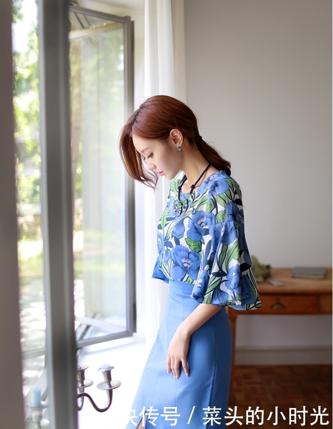 孙允珠:大花宽松款大袖上衣配蓝色束腰宽松口齐膝裙