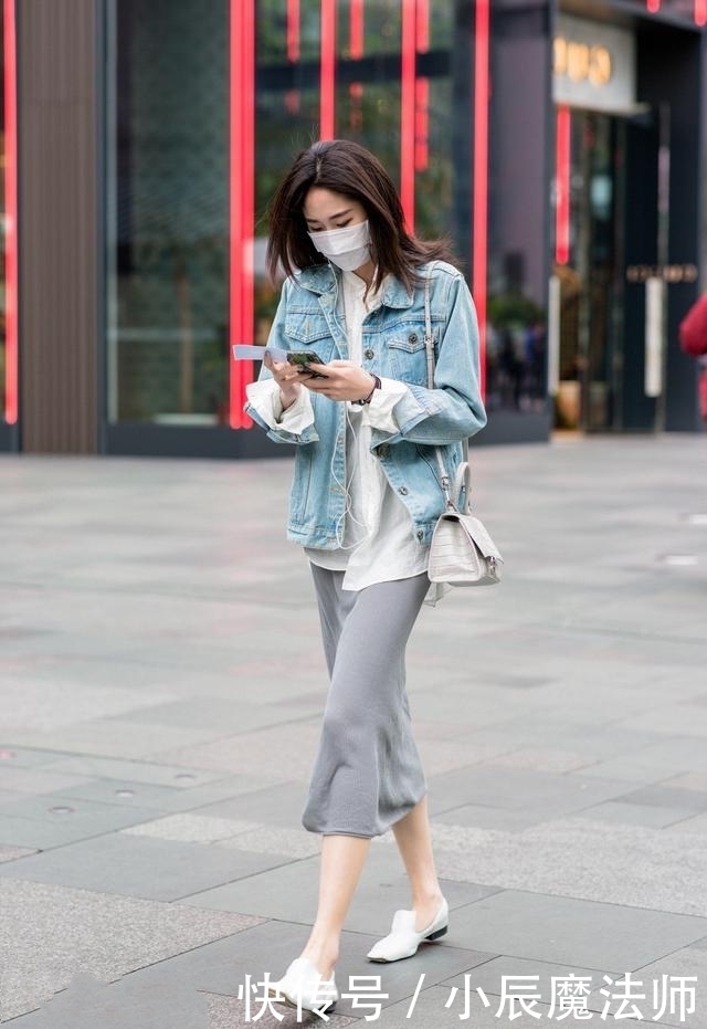 路人街拍,穿着一件白色的吊带,清新又靓丽