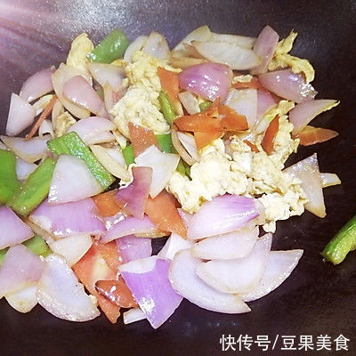 胡萝卜片|学会简单营养又好吃的洋葱炒鸡蛋，把餐厅味道搬回家