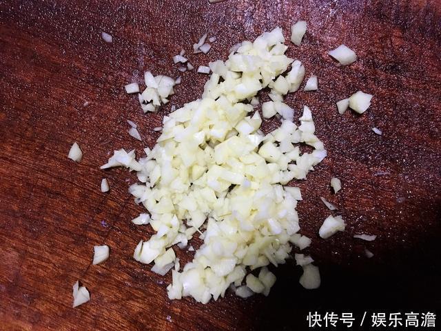 鸡扒很好吃，添加蒜瓣和蜂蜜，口感更加香甜