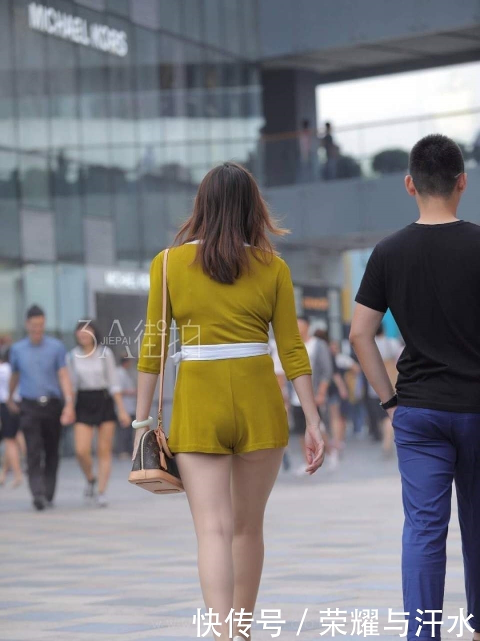 连体裤|街拍:一件连体裤,一双鞋,一个包,就帮小姐姐搞定忙碌的早晨