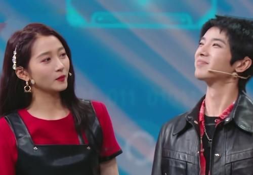 一个人影 华晨宇刚上台就开始脸红,顺着他眼神看向台下,一个人影让全场沸腾